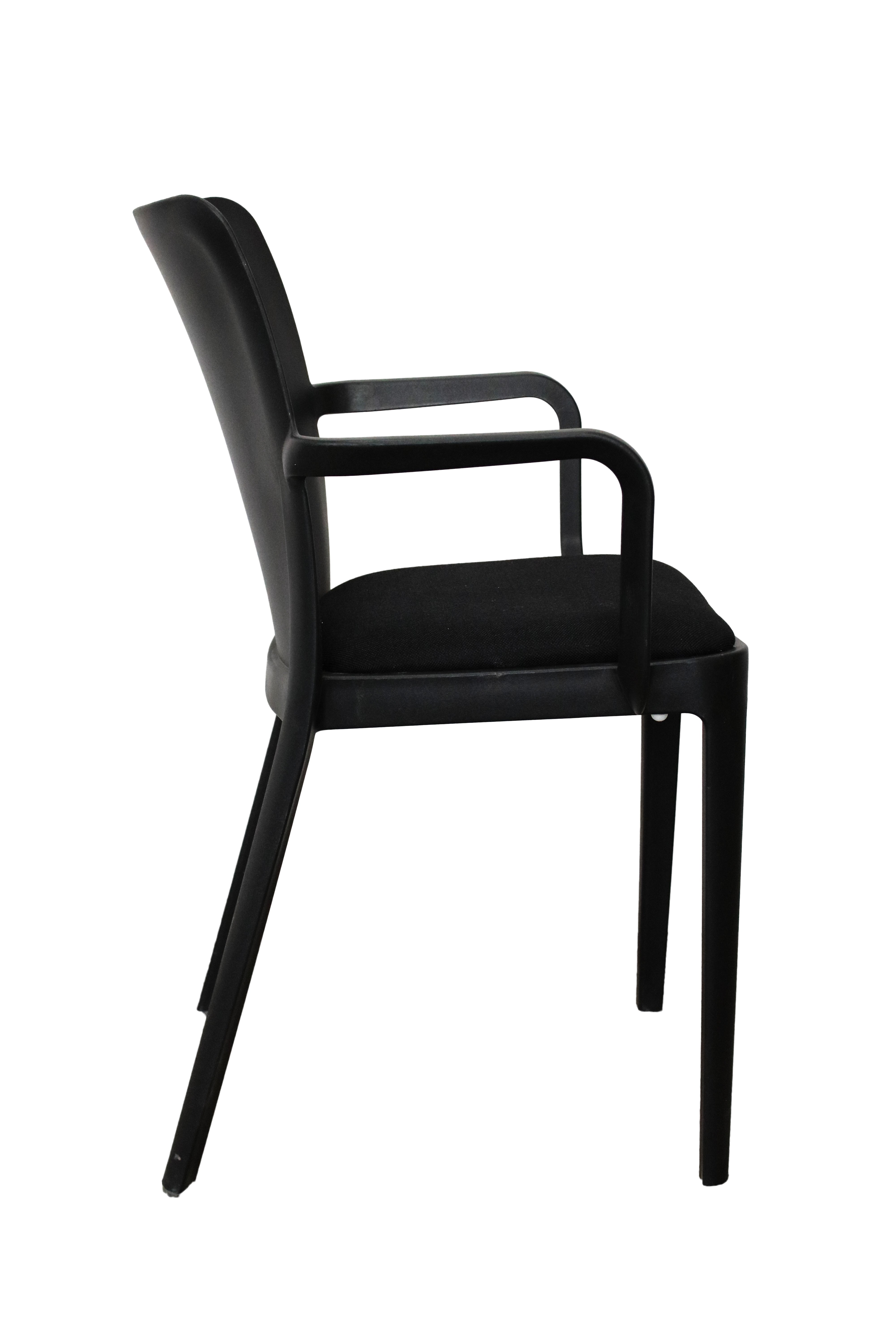 Silla Solei con brazos y asiento tapizado