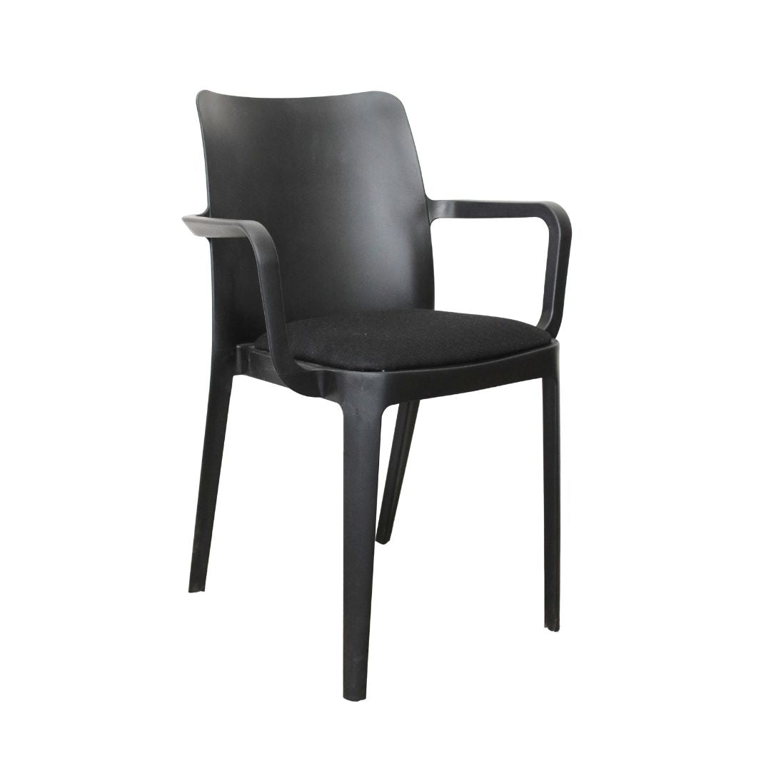 Silla Solei con brazos y asiento tapizado